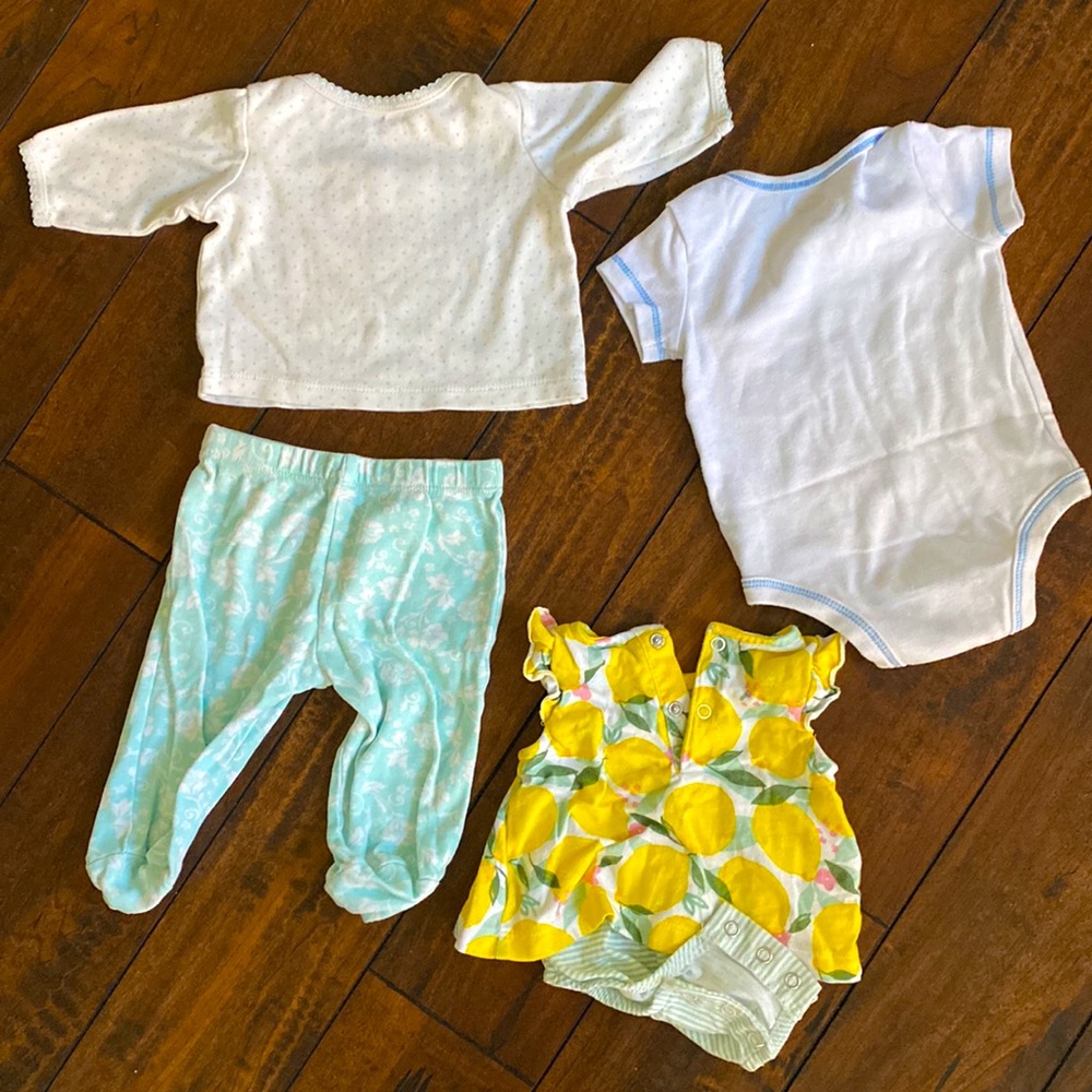 Newborn multiple outfits - Picture 2 of 2